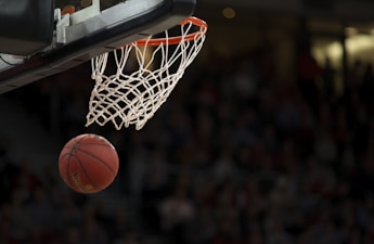 NBA篮球比赛直播画面 - 球员激烈对抗的场景